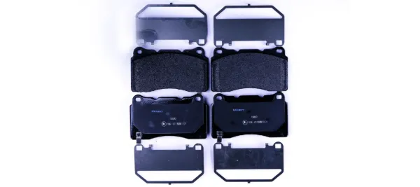 Передні тормозні колодки 8DB355015481 HELLA