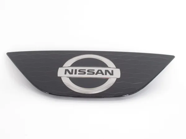 Емблема решітки радіатора 628906MD0A Nissan/Infiniti