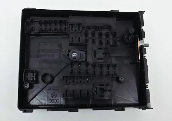 Блок запобіжників Volkswagen Touran I