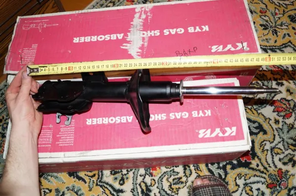 Амортизатор передній, правий MR369010 Mitsubishi