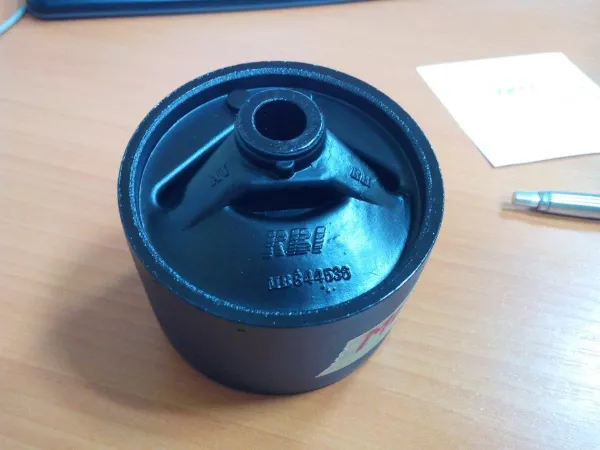 Подушка (опора) двигуна, ліва MB844255 Mitsubishi
