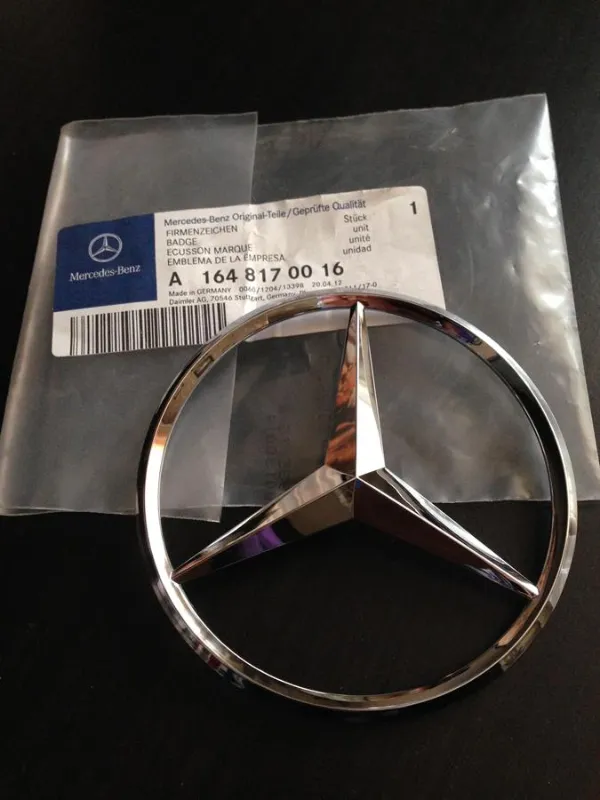 Фірмовий значок на кришку багажника Mercedes ML/GLE 