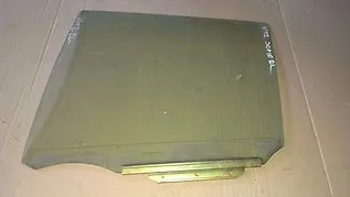 Скло задньої двері лівої 6811460370 Toyota