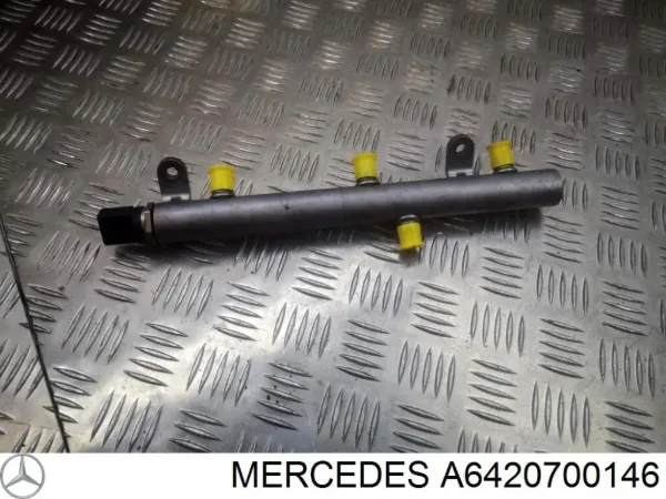 Розподільник палива (рампа) лівий A6420700146 Mercedes