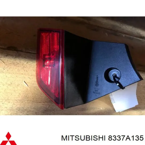 Катафот (відбивач) заднього бампера, лівий 8355A026 Mitsubishi