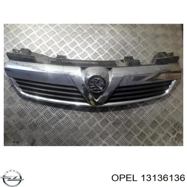 Решітка радіатора 13136136 Opel
