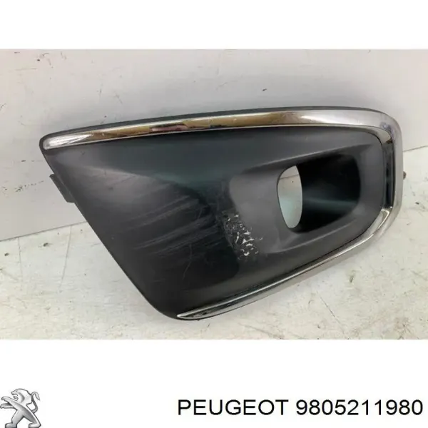 Заглушка/ решітка протитуманних фар бампера переднього, права 9805211980 Peugeot/Citroen