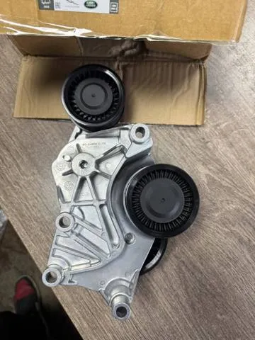 Натягувач приводного ременя C2D49666 Jaguar