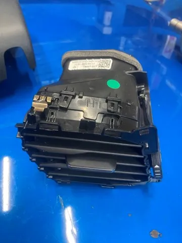 Решітка повітропровода ліва JX7B19C696 Ford