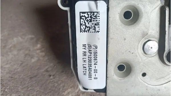 Замок задньої двері, лівої Tesla Model 3 5YJ3