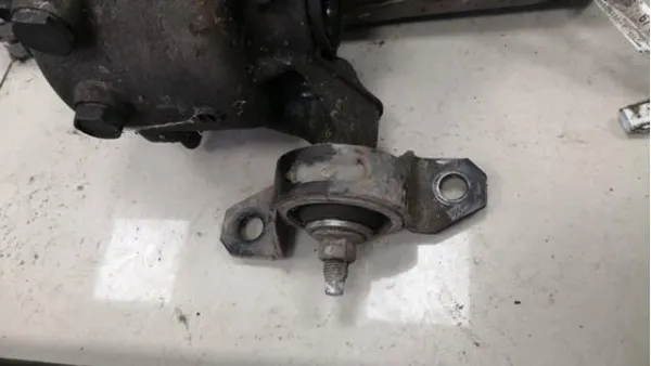 Кронштейн/траверса заднього редуктора, задня D10H2869X Mazda