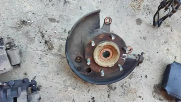 Цапфа - поворотний кулак передній, лівий 1456040 Ford