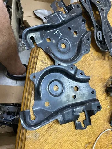 Кронштейн передньої балки 5102433090 Toyota