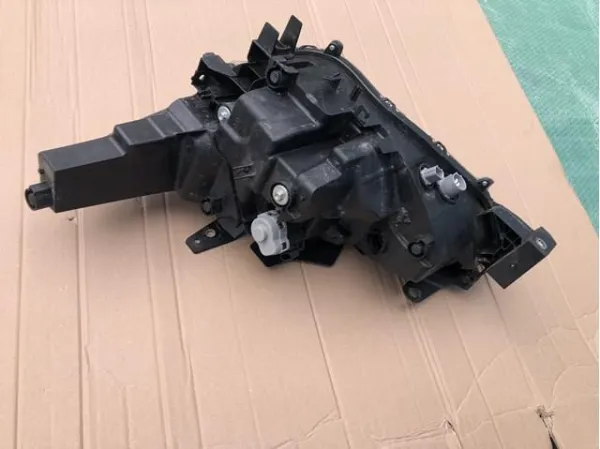 Фара права KB8N51031H Mazda