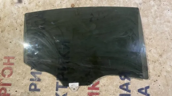 Скло задньої двері правої GHK172510C Mazda