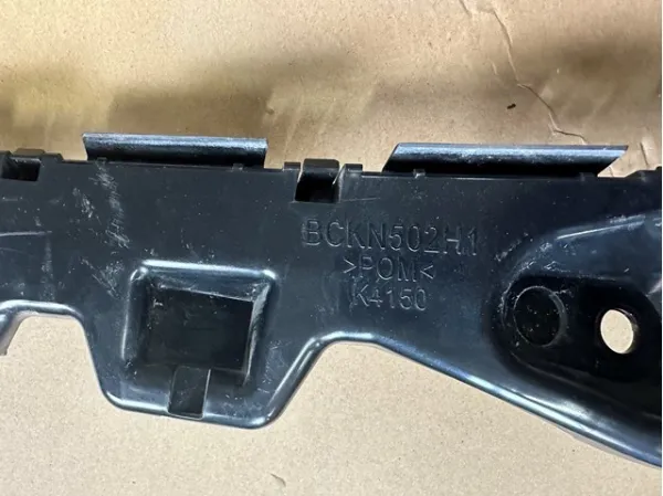 Кронштейн бампера заднього, правий BCKN502H1 Mazda