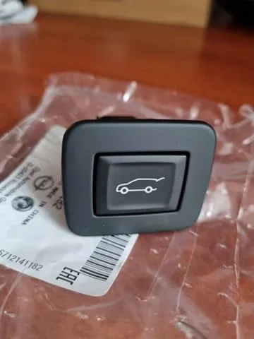 Кнопка приводу замка задньої 3/5 двері (ляди) 13278699 General Motors