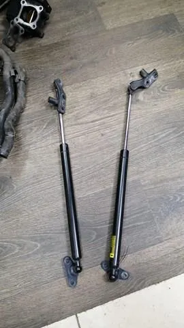 Амортизатор багажника 6895049375 Toyota