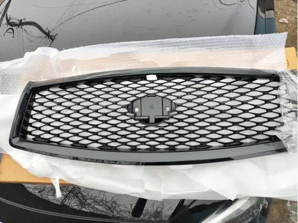 Решітка радіатора 623104HB0A Nissan/Infiniti