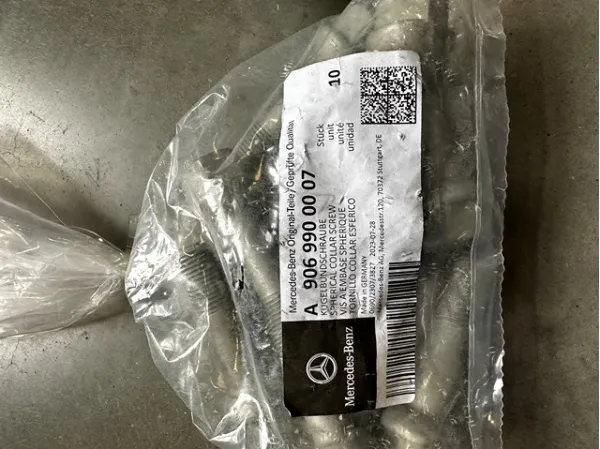 Колісний болт A9069900007 Mercedes