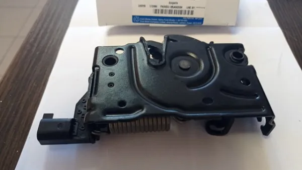 Замок капота LJ8Z16700A Ford