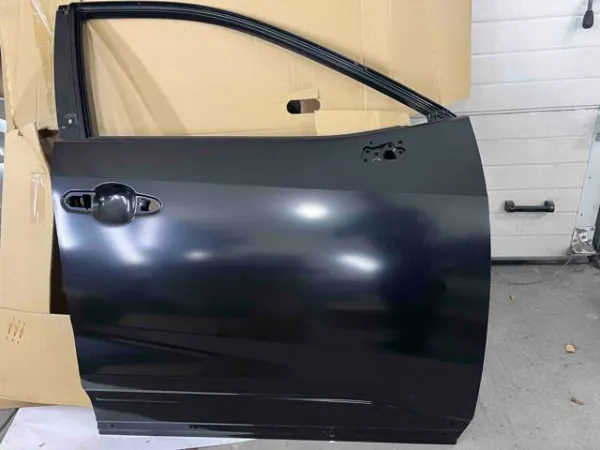 Двері праві передні 6700142161 Toyota