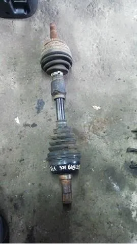 Ліва піввісь 8251549 Volvo