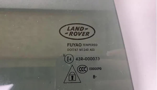 Скло задньої двері правої LR058834 Land Rover