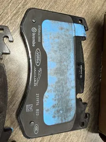 Передні тормозні колодки LR157389 Land Rover