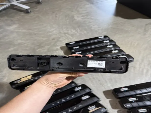 Кнопка аварійки A9079056006 Mercedes