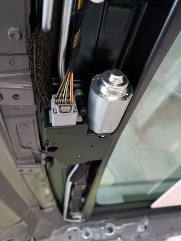 Двигун приводу люка LR128434 Land Rover