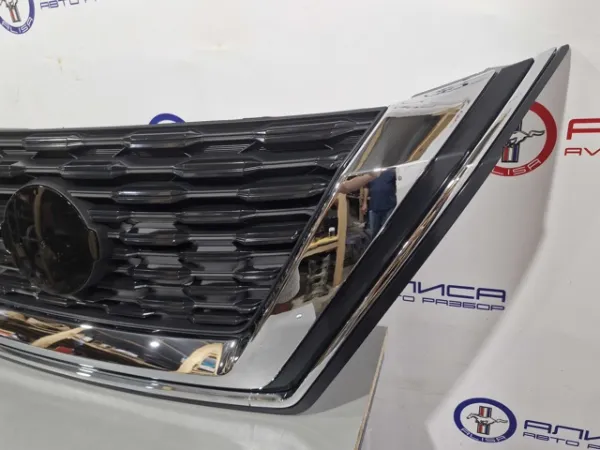 Решітка радіатора 623106RR0A Nissan/Infiniti