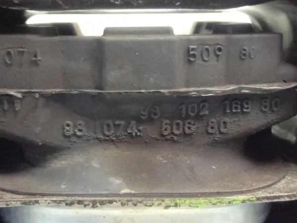 Кронштейн подушки (опори) двигуна, лівої 9810216980 Peugeot/Citroen