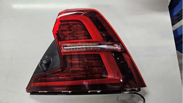 Ліхтар задній лівий, зовнішній 32133722 Volvo