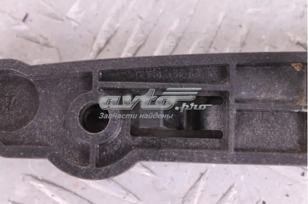 Кронштейн бампера переднього, правий LR034210 Land Rover