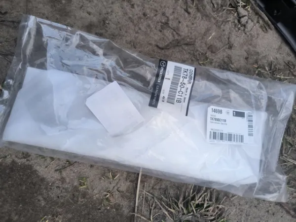 Решітка переднього бампера, права TK7850C11B Mazda