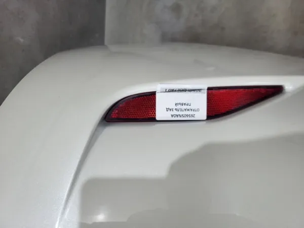 Катафот (відбивач) заднього бампера, правий 265605NA0A Nissan/Infiniti