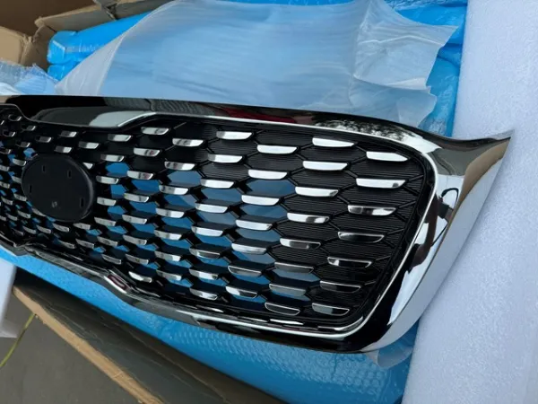 Решітка радіатора 86560C6200 Hyundai/Kia