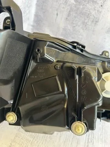 Фара ліва 8118533D71 Toyota