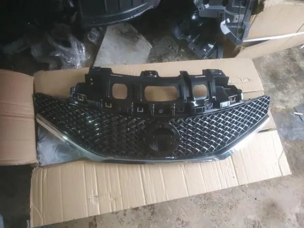 Решітка радіатора 623103WF0A Nissan/Infiniti
