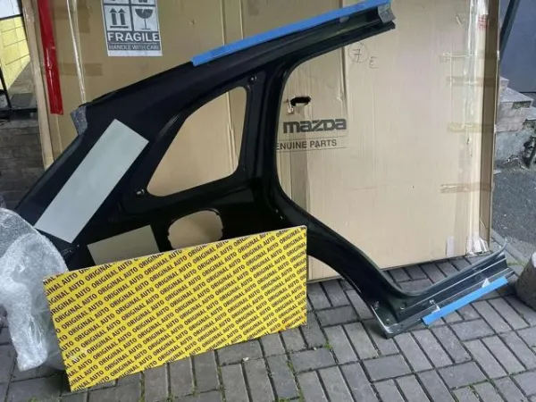Крило заднє ліве KMY671410 Mazda