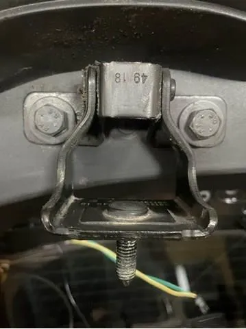 Петля задньої багажної, 3/5 -ої двері 9813972480 Peugeot/Citroen