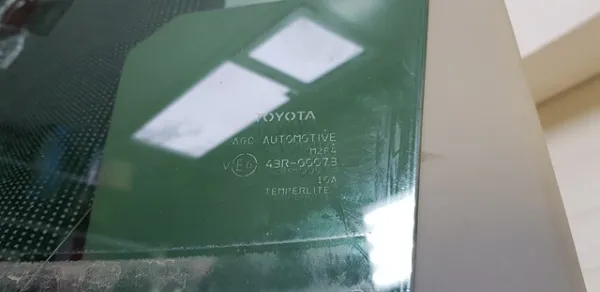 Скло задньої двері лівої 6811433300 Toyota