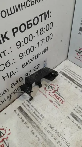 Кронштейн компресора кондиціонера 32275530 Volvo