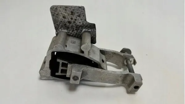 Подушка двигуна задня K8D26P082BA Land Rover