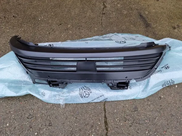 Решітка переднього бампера, центральна 86560K4AD0 Hyundai/Kia