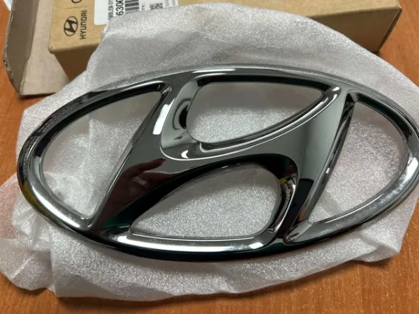 Емблема решітки радіатора 86300C2100 Hyundai/Kia