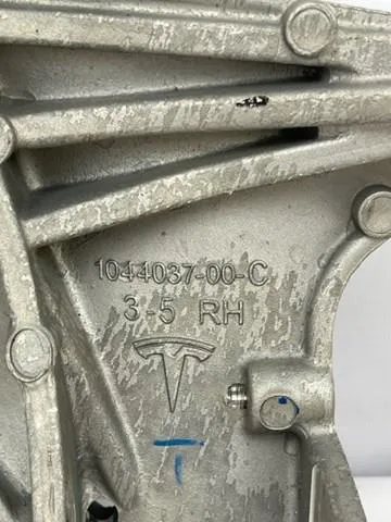 Стакан-амортизатора 104403700C Tesla