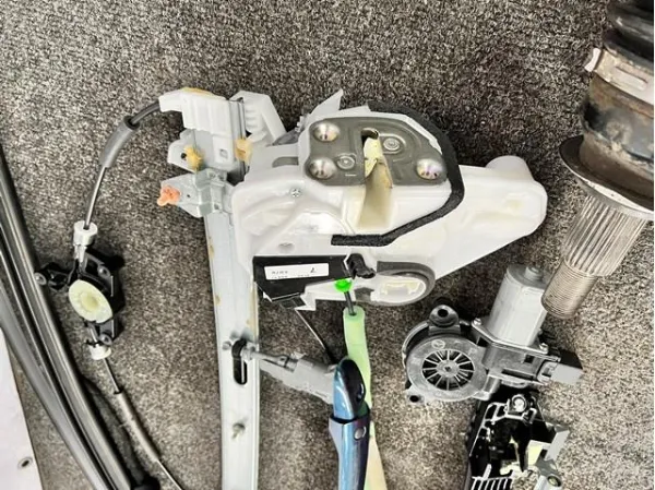 Замок дверки правої передньої KB7W58310 Mazda