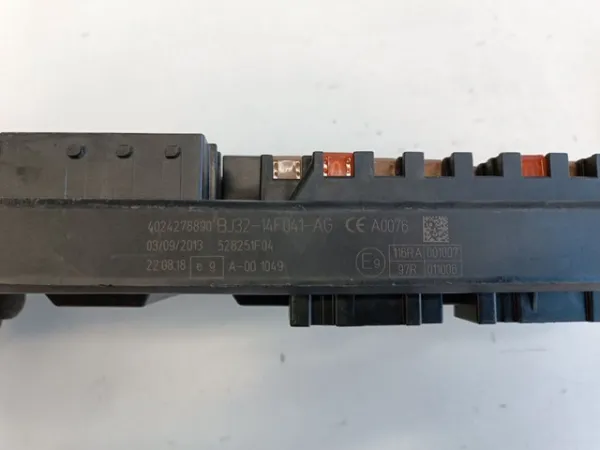 Блок запобіжників LR055939 Land Rover